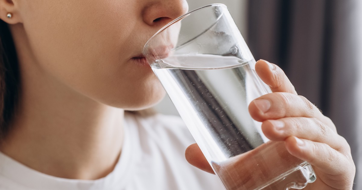 Picie dwóch litrów wody dziennie to mit? Nie ma dowodów, że to zdrowe