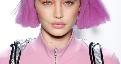 Hű! Gigi Hadid és Stella Maxwell is rózsaszín hajjal lépett a kifutóra!