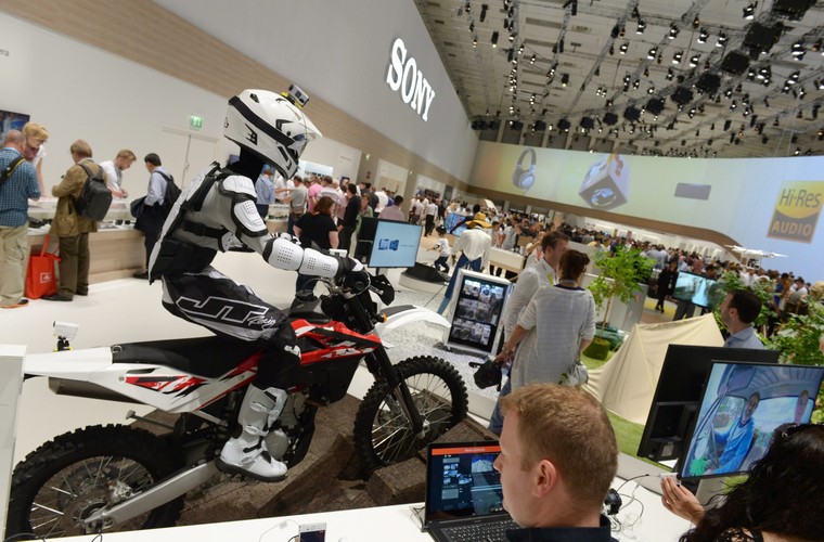 Japońska firma Sony zaprezentowała sprzęt do aktywnej rejestracji obrazu. <br>Na zdjęciu widać instalację przedstawiającą motocyklistę z zainstalowaną kamerą na kasku. <br><br> fot. EPA/RAINER JENSEN