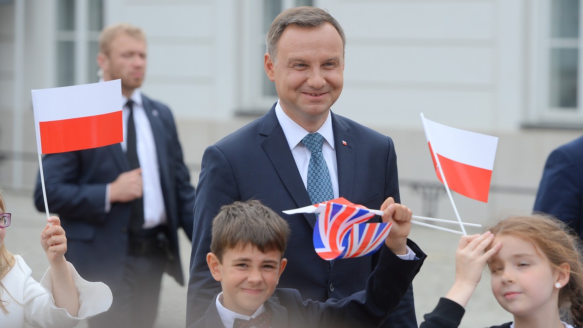 Andrzej Duda zapatrzony w księcia Williama. Walentynkowy dowcip brytyjskiej ambasady