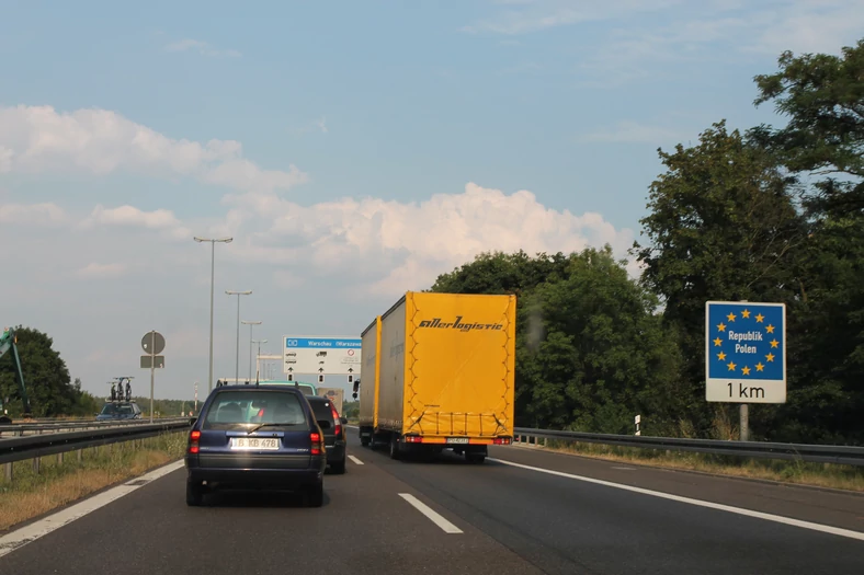 W ciągu ostatnich kilku lat przybyło w Polsce kilka tysięcy kilometrów autostrad i dróg ekspresowych. Szkoda, że nie umiemy po nich jeździć...