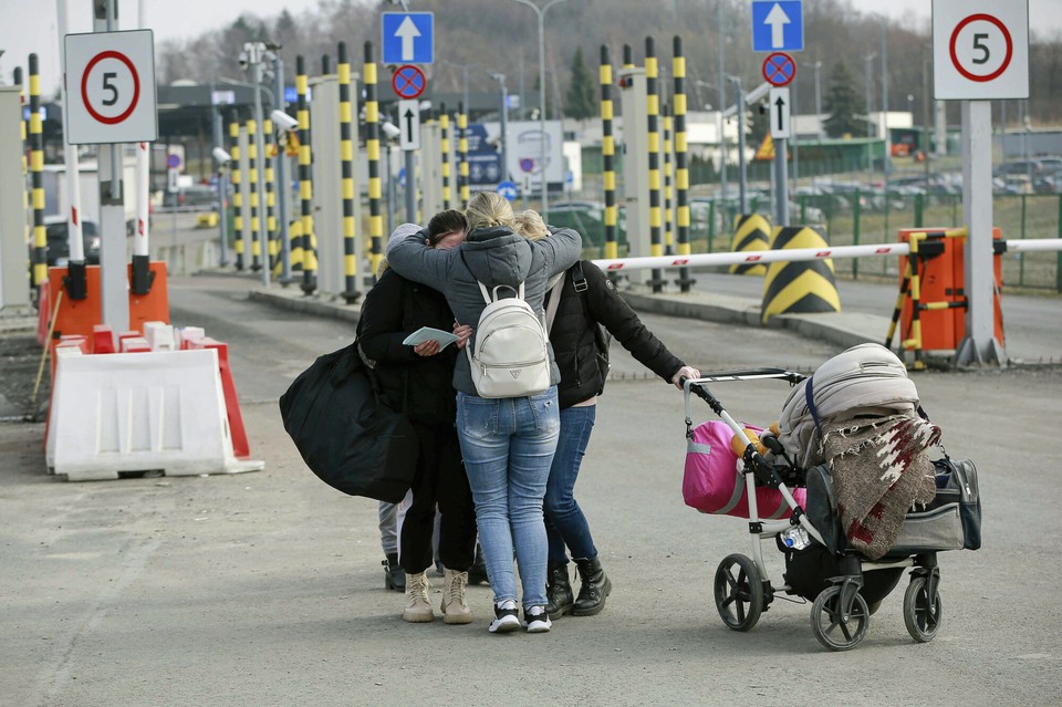 Rodzina na przejściu granicznym w Medyce