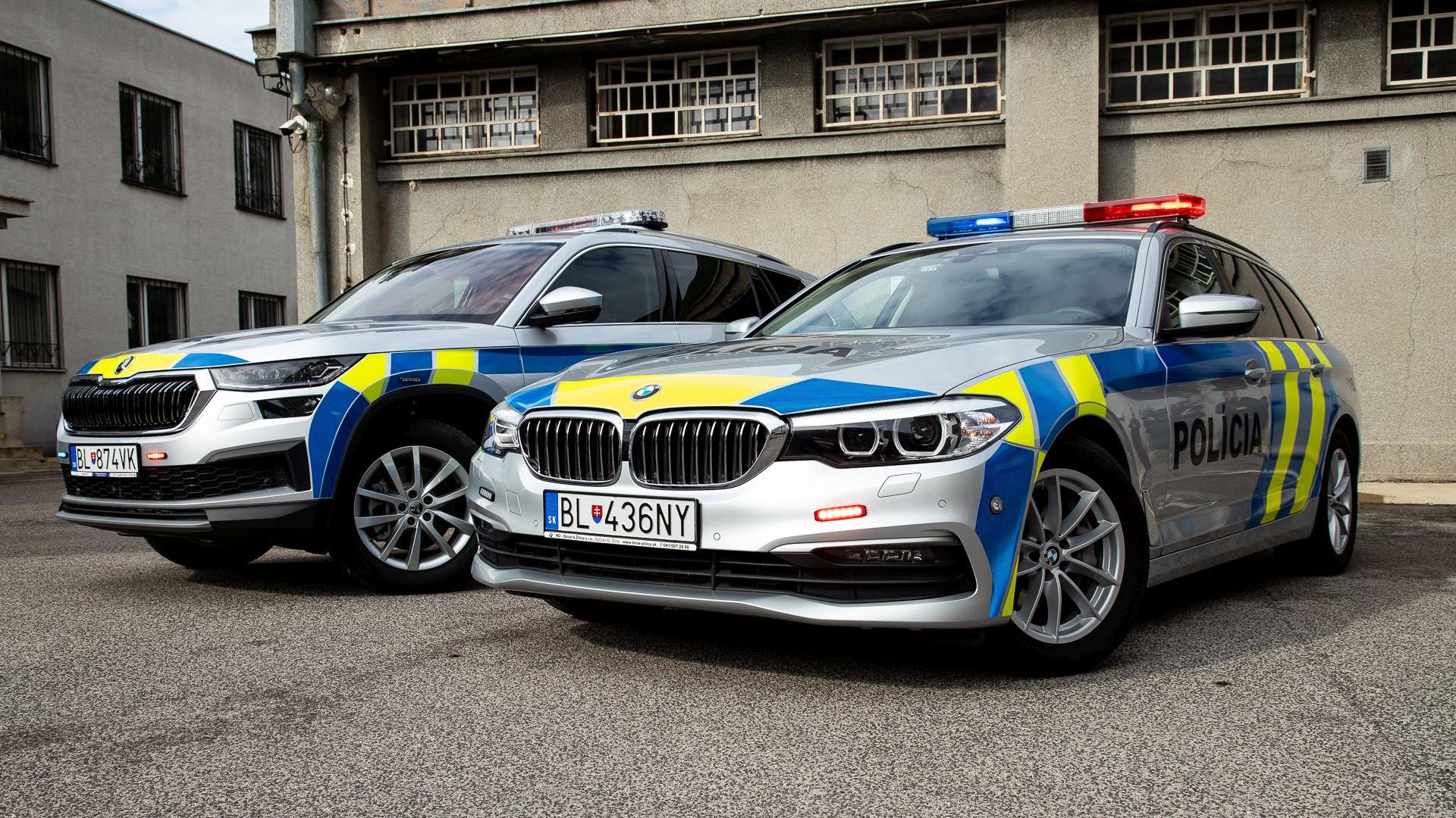 Polícia nakúpi vyše 700 hybridov a elektromobilov. Zmenila nový dizajn áut,  ktorý vzišiel z FB ankety