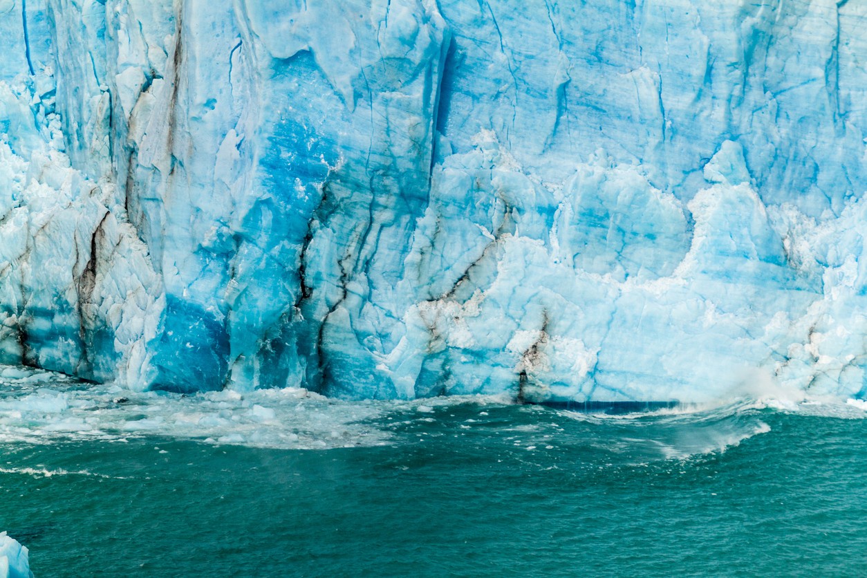 Kusy ľadu odlamujúce sa z ľadovca Perito Moreno končia vo vodách jazera Argentino. 