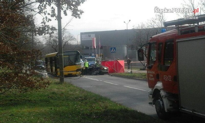 Gliwice. Zderzenie osobówki z autobusem. Nie żyje pasażer volkswagena