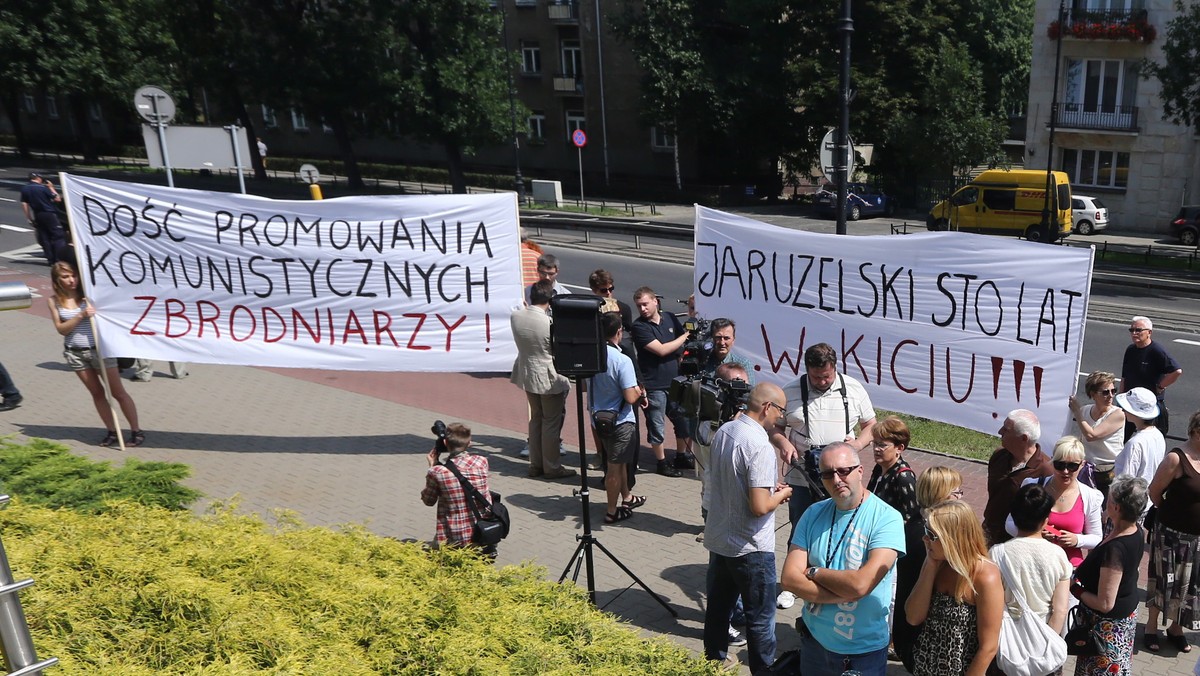 Gen. Wojciech Jaruzelski obchodzi dziś 90. urodziny. Z tej okazji w jednym z warszawskich hoteli zorganizowano zamknięte spotkanie, w którym udział biorą m.in. b. prezydent Aleksander Kwaśniewski i Jerzy Urban. "Jaruzelski to zdrajca i morderca" - krzyczą protestujący przed hotelem.