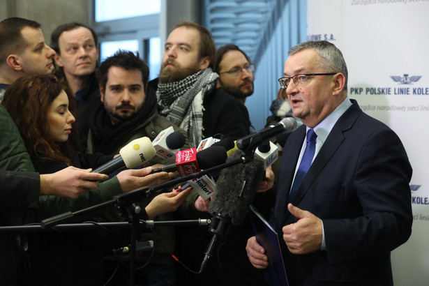 Minister infrastruktury Andrzej Adamczyk podczas konferencji prasowej na temat sprawniejszej komunikacji kolejowej.