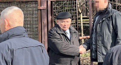 Jarosław Kaczyński wyruszył na komisję ds. Pegasusa z potężną teczką. Minę miał nietęgą [ZDJĘCIA]