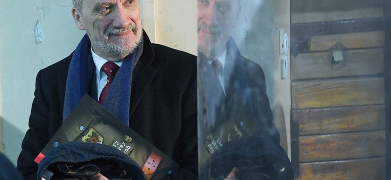 "Pycha osiągnęła w PiS Himalaje hipokryzji". "SE": Ludzie Macierewicza wydali 15 mln służbowymi kartami