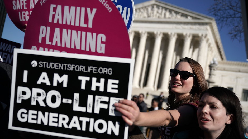 Aktywistki pro-life zasłaniają plakat aborcyjny podczas Marszu dla życia, Waszyngton 