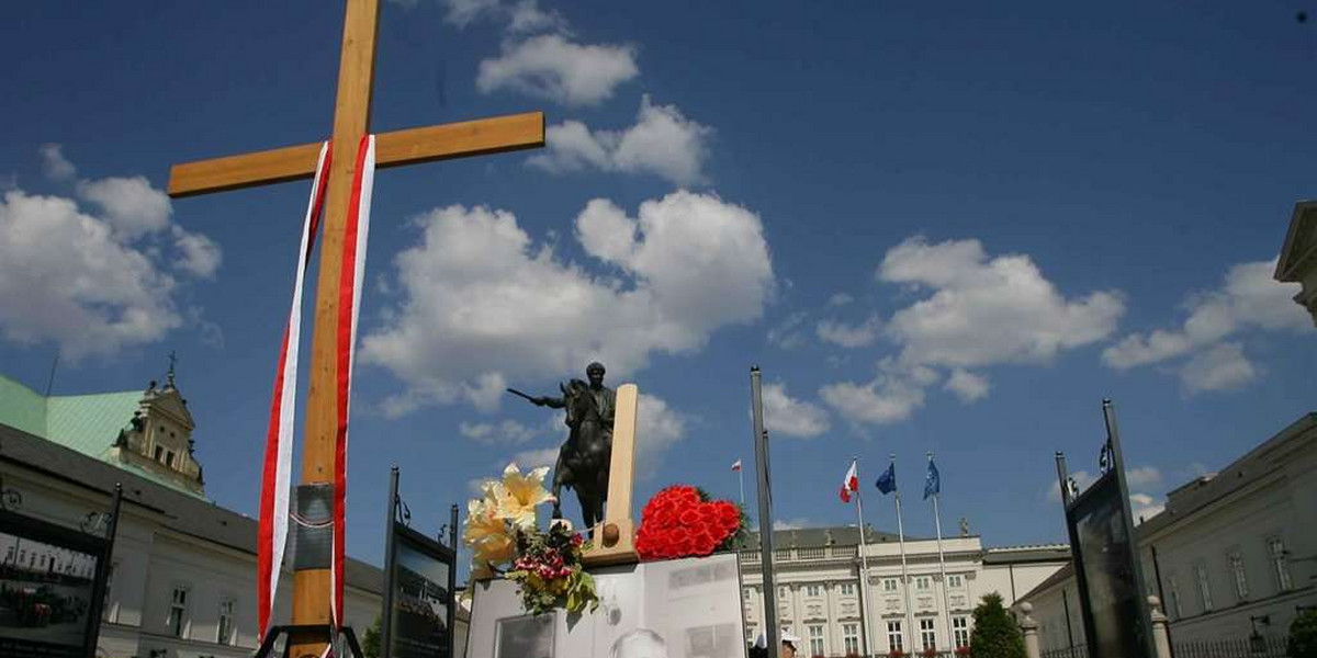 Krzyż nie pojedzie do Smoleńska. Nowe informacje