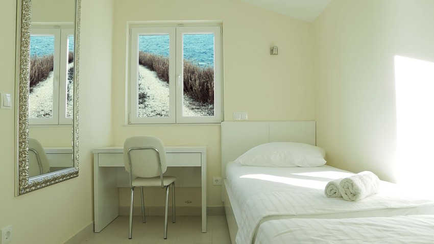 Ana Hušman, Skoro ništa