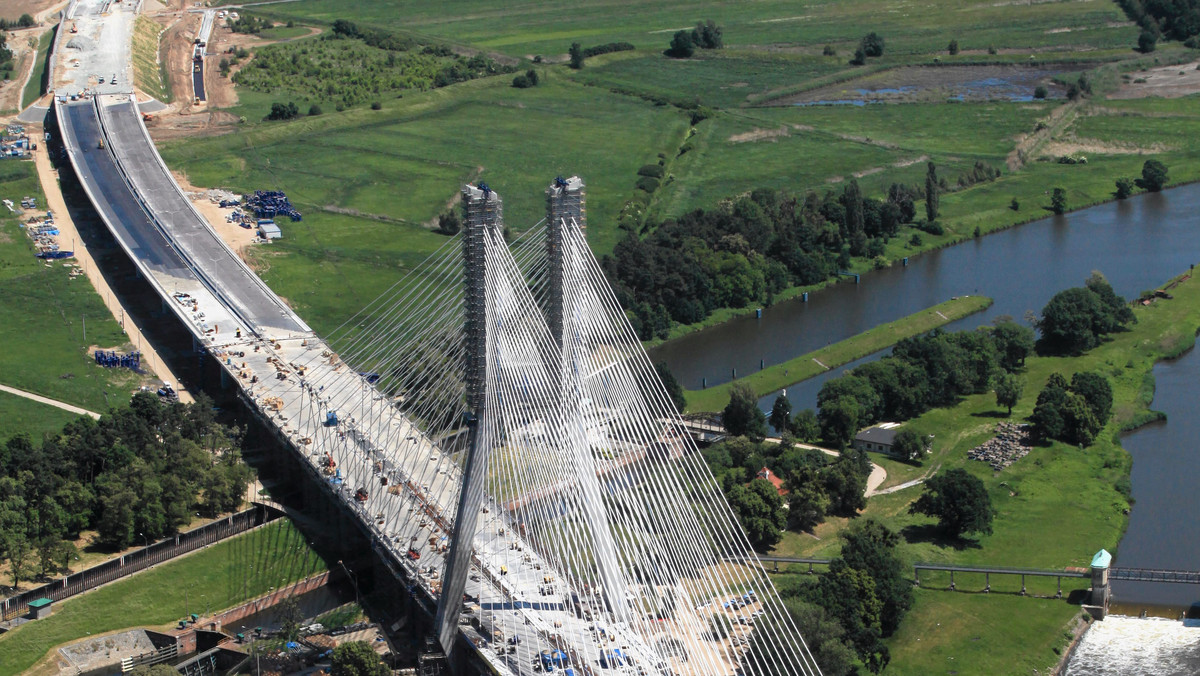 Wykonawca mostu na Rędzinie zadeklarował, że budowa skończy się do niedzieli. Została tylko do ułożenia ostatnia warstwa asfaltu i montaż barierek - donosi gazeta.pl.