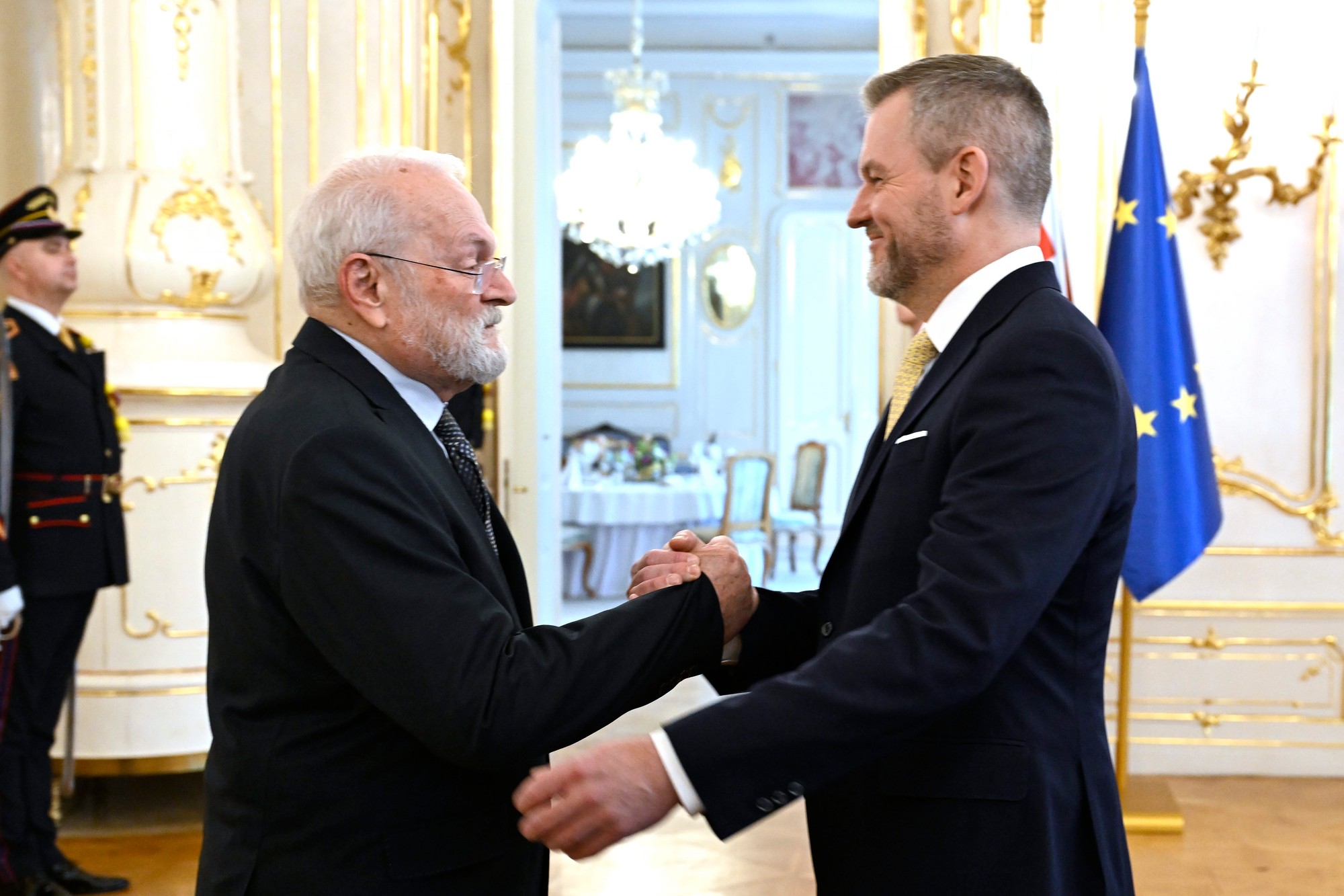 Vpravo prezident SR Peter Pellegrini víta bývalého prezidenta Ivana Gašparoviča.