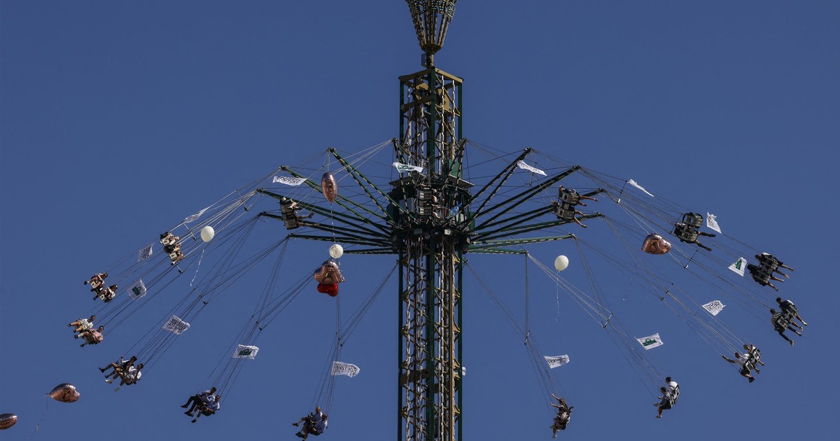 Przeżyli chwile grozy rodem z "Oszukać przeznaczenie". Karuzela zawiodła 90 m nad ziemią