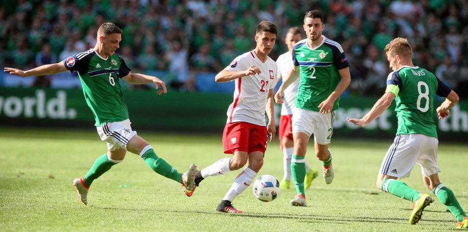 Bartosz Kapustka i zawodnicy Irlandii Północnej, w meczu Grupy C Euro 2016 