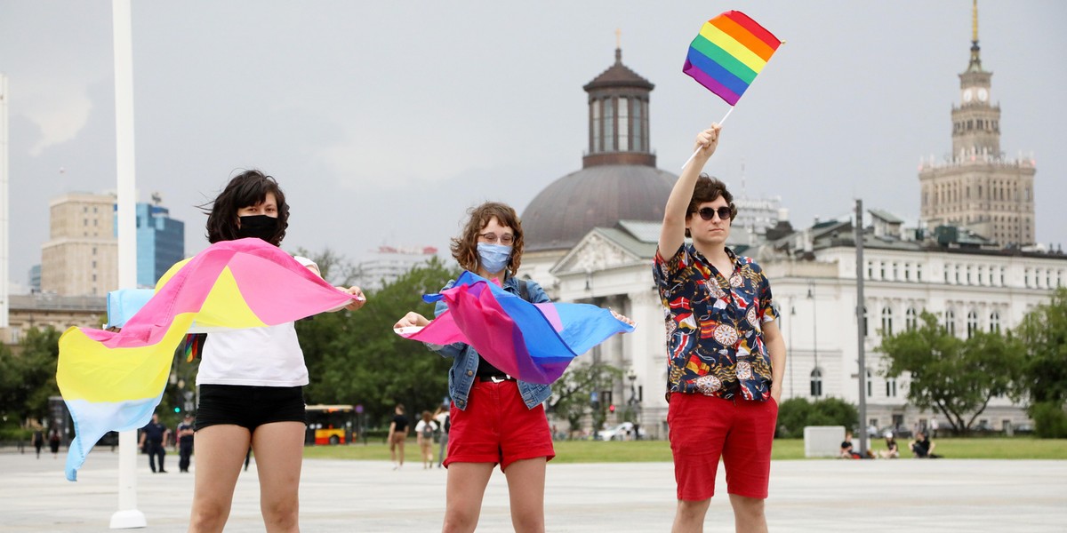 Happening środowisk LGBT na placu Piłsudskiego