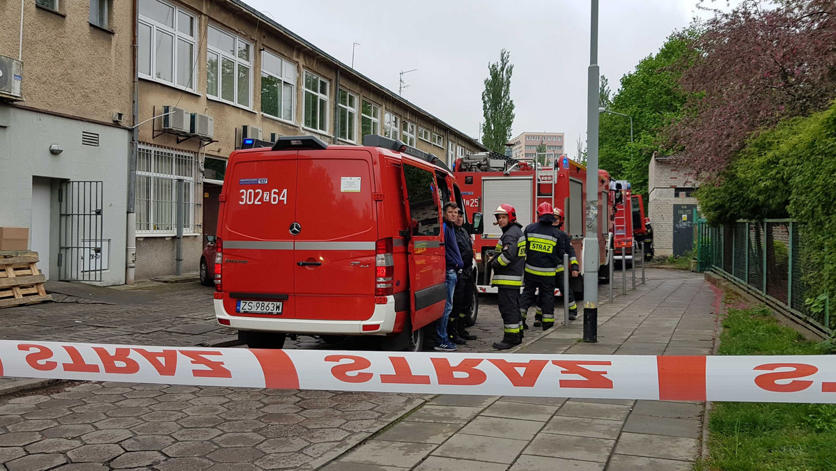 Policja i straż pożarna zabezpieczają budynek pocztowy przy ul. Włościańskiej w Szczecinie. Pracownicy poczty odkryli rozszczelnioną przesyłkę z podejrzaną zawartością.