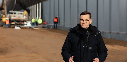 Mateusz Morawiecki oglądał budowę na granicy z Białorusią. Zapora pod nadzorem premiera