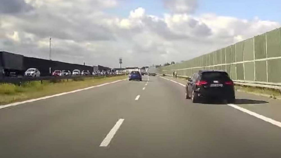 Kard z filmu, na którym nagrano niebezpieczne zachowania na autostradzie A2. Źródło: YouTube/Bandyta z kamerką
