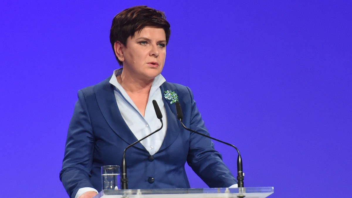 Rząd Beaty Szydło bardzo intensywnie pracuje, a z okazji mijającego roku jego działalności przygotowano broszurę, sprawozdanie z prac - poinformował rzecznik rządu Rafał Bochenek. Jak podkreślił w sprawozdaniu znajduje się dokładny opis prac poszczególnych resortów.