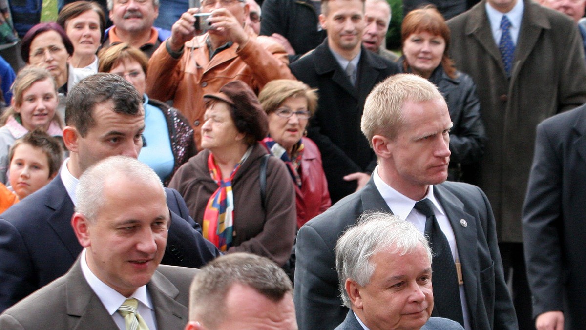 Podczas wczorajszej wizyty prezydenta Lecha Kaczyńskiego w Lublinie doszło do małego skandalu, kiedy to pewien mężczyzna, będący pod wpływem alkoholu krzyczał do prezydenta: "spieprzaj dziadu". Dzisiaj został on przesłuchany przez lubelską prokuraturę - pisze gazeta.pl.