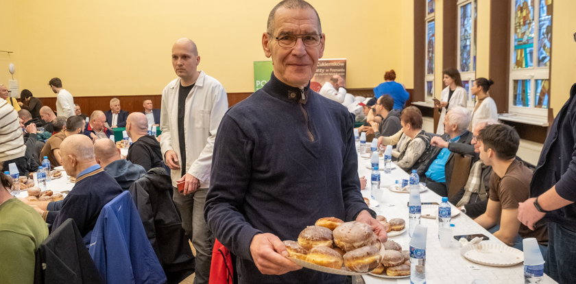 Oto mistrz w jedzeniu pączków. Co zje, to wybiega