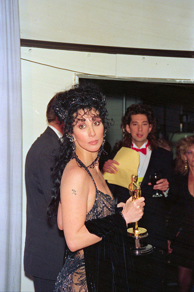 Cher ze statuetką Oscara za pierwszoplanową rolę kobiecą w filmie "Wpływ księżyca"