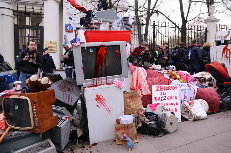 &quot;Daj coś z worka dla orka&quot;. Protest pod ambasadą Rosji w Warszawie