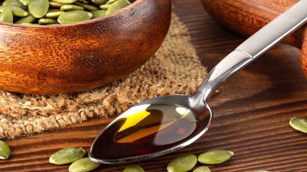 Stačí jedna lyžica denne – tekvicový olej chráni srdce, pečeň a pomáha čistiť cievy. 
