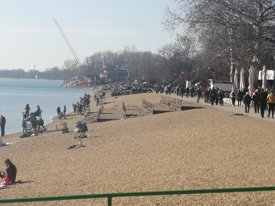 Sugrađani uživaju u šetnji pored jezera