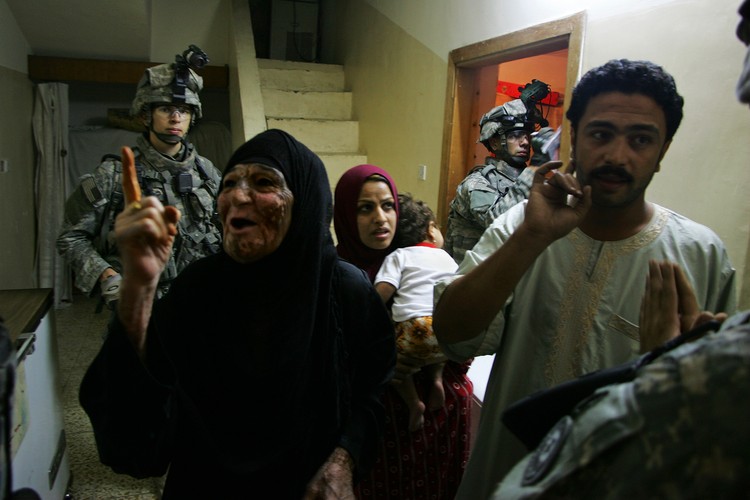 Domy mieszkańców irackiej stolicy są często wizytowane przez amerykańskie wojska. Podczas tych wizyt Irakijczycy są przesłuchiwani lub zatrzymywani, a ich domy przeszukiwane. Często odbywa się to nocą