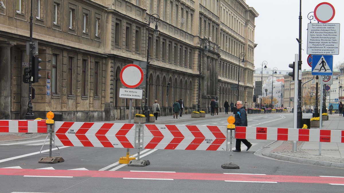 Do końca tygodnia wyłączone z ruchu będzie Krakowskie Przedmieście w Warszawie, na odcinku od Świętokrzyskiej do Królewskiej. Drogowcy będą wymieniać nawierzchnię ulicy. Autobusy zostały skierowane na objazdy.