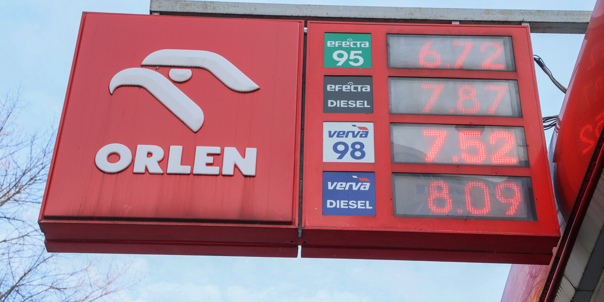 Ceny paliw na stacjach benzynowych. Od 1 stycznia 2023 wrocila stawka 23  proc. podatku VAT na paliwa.