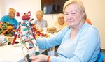 Seniorki szyją małpki dla dzieci