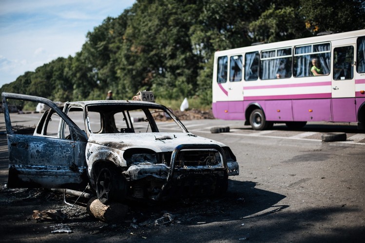 Spalone samochody w punkcie kontrolnym we wschodniej Ukrianie