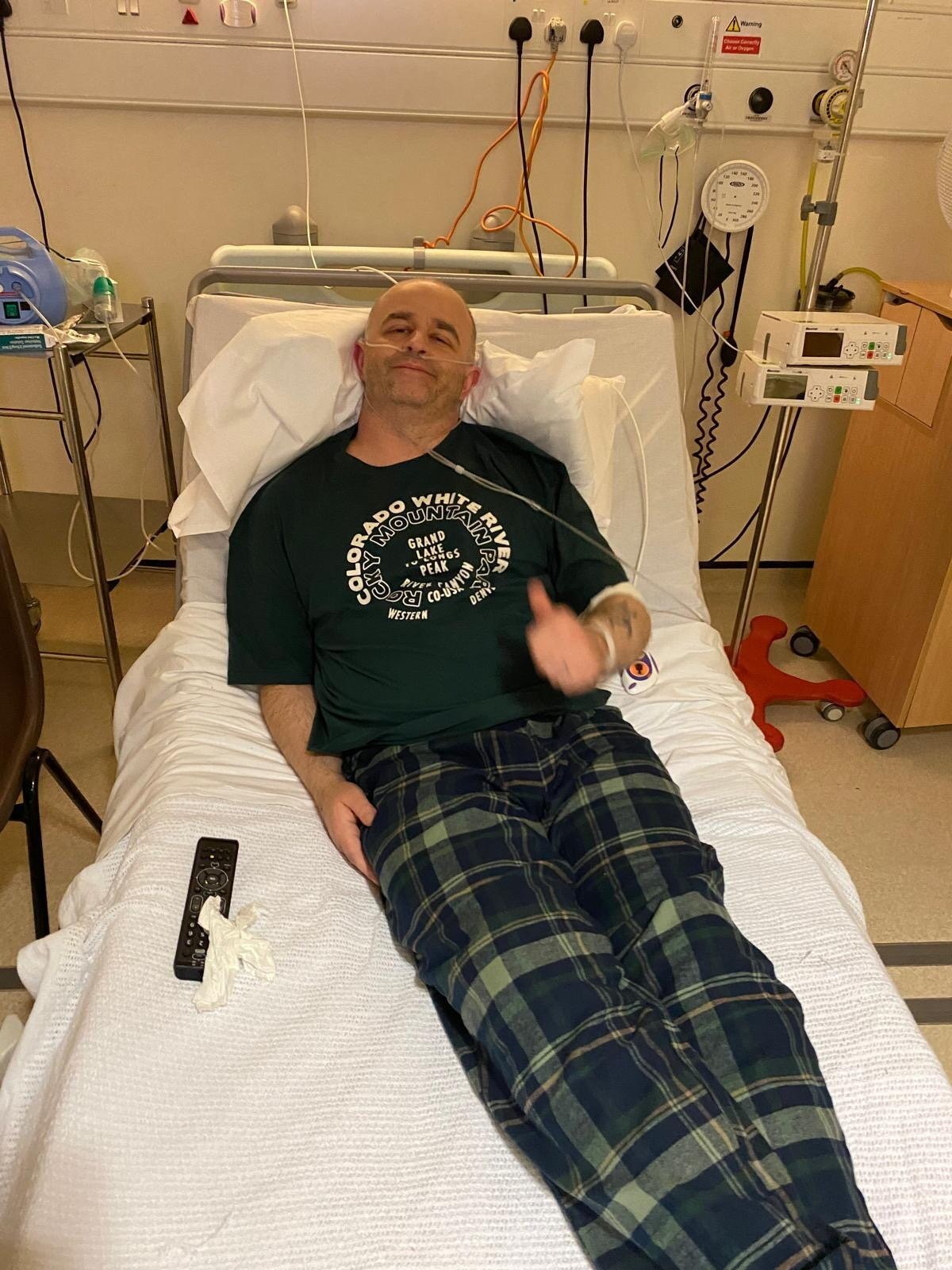 Nemocničné testy odhalili, že Clint má akútnu myeloidnú leukémiu.