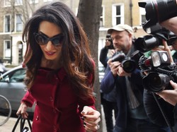 Prawniczka z ciałem i duszą gwiazdy: Amal Clooney w podróży służbowej jak na rewii mody
