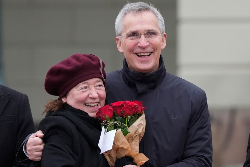 Jens Stoltenberg sa suprugom Ingrid u Oslu nakon objave nove vlade