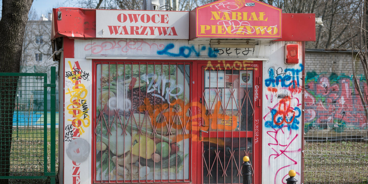 Obniżka podatku wzmocni sieci dyskontów, pozostawiając małe sklepy w tarapatach – ocenia "Rzeczpospolita".