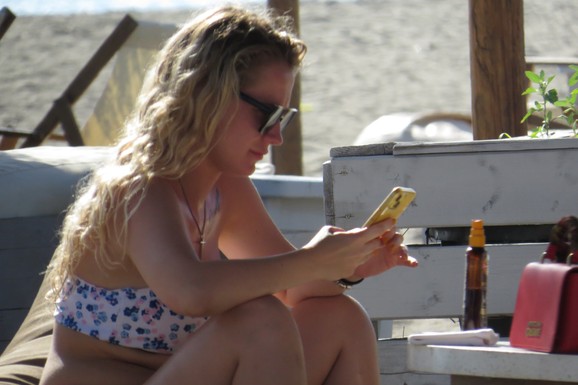 MILICA VELIČKOVIĆ UČI ĆERKU DA PLIVA Mala Barbara sa barbi mišićima, a svi komentarišu koliko je bivša zadrugarka zgodna mama KAD SE SKINE U BIKINI