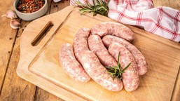 biała kiełbasa na wielkanoc. jak ją parzyć i piec, żeby była soczysta