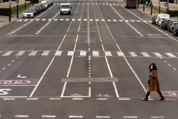 Z żółwiem w dłoni albo w stroju dinozaura. Hiszpanie spacerują mimo zakazu