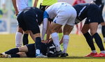 Groźne sceny w II lidze. Piłkarz stracił przytomność i prosto z boiska trafił do szpitala [wideo]