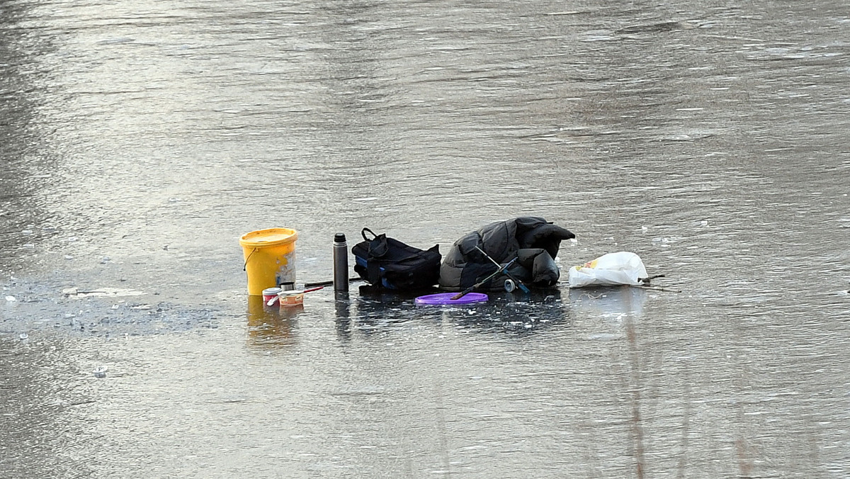 Kilka chłodniejszych dni i kolejne tragedie. Tylko wczoraj straż pożarna wydobyła spod lodu trzech mężczyzn, którzy wpadli do wody, po tym, jak tafla pękła pod ich ciężarem. Policja wzmaga patrole i apeluje o rozwagę.