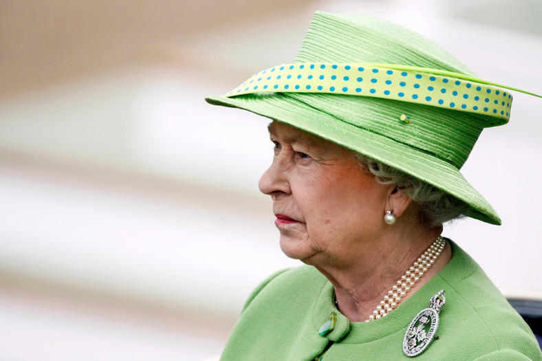 Elżbieta II w perłowych kolczykach