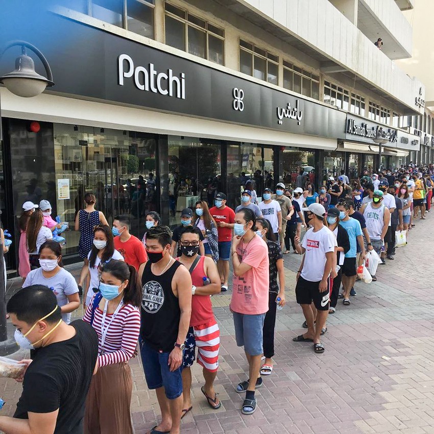 Migrantski radnici zaglavljeni u Dubaju primaju pomoć u hrani