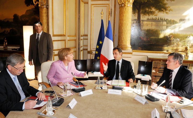 Sześciopak i pakt fiskalny. W 2011 roku z inicjatywy niemieckiej przyjęty został sześciopak – zestaw sześciu ustaw, które regulowały m.in. zasady tworzenia budżetów krajowych, tempo wzrostu wydatków i wymagane tempo redukcji długu publicznego. W ten sposób największy płatnik do unijnego skarbca – Niemcy – chciał zdyscyplinować europejskich dłużników : Grecję, Hiszpanię, Portugalię.