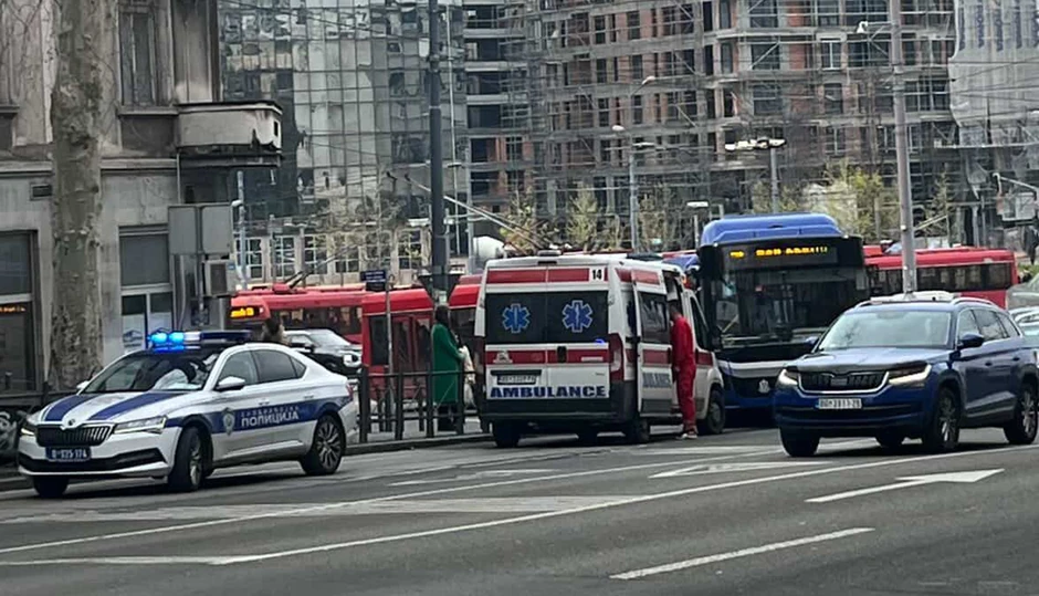 Sudar automobila i autobusa na Slaviji