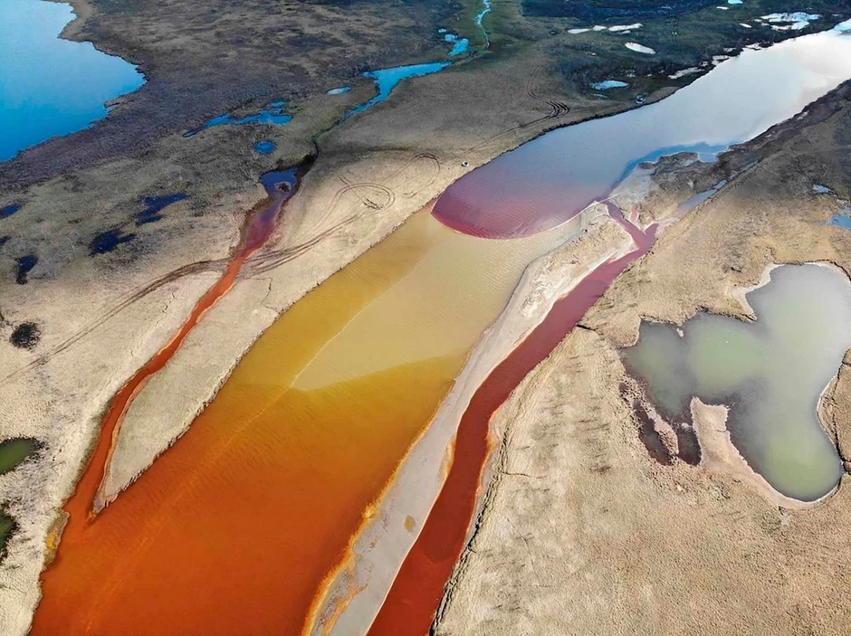 Izlivanje dizela u reku Ambarnaja u Rusiji